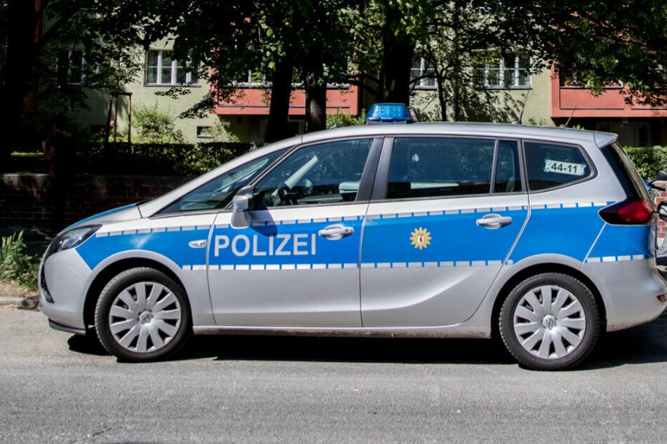 Ein Einsatzfahrzeug der Berliner Polizei steht vor einem Wohnkomplex in Berlin. (Symbolbild)