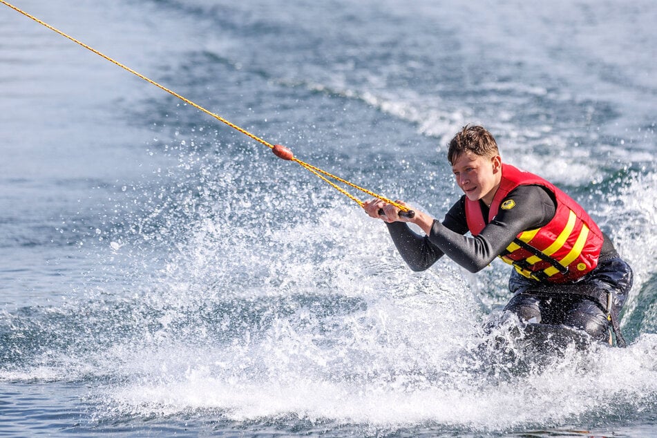 Oberschüler Sascha-Paul Frauendorf (14) hat Spaß auf dem Wakeboard.