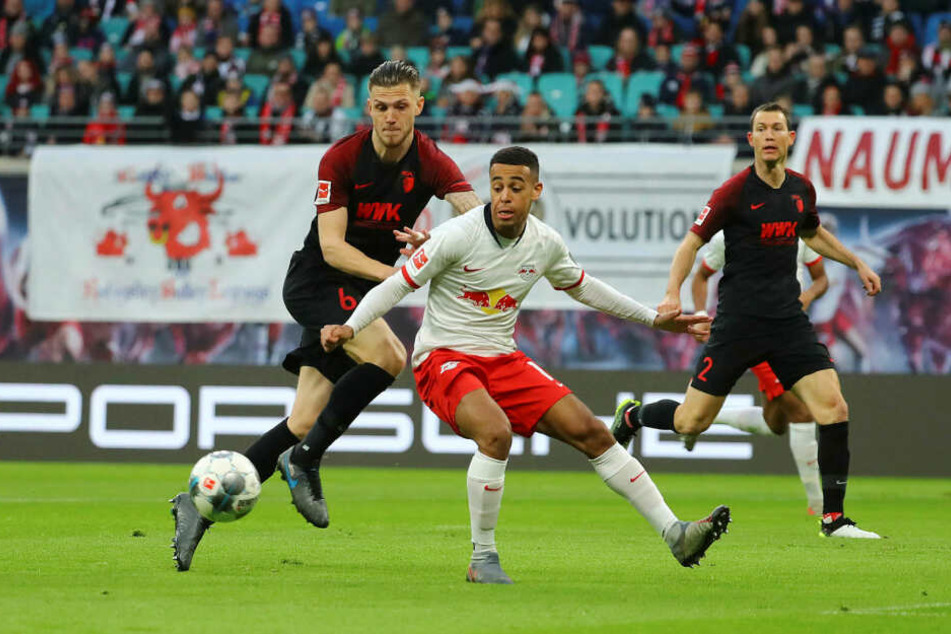 Nach siebenmonatiger Leidenszeit stand Tyler Adams (M., gegen Jeffrey Gouweleeuw) gegen den FC Augsburg am 21. Dezember 2019 wieder auf dem Feld.