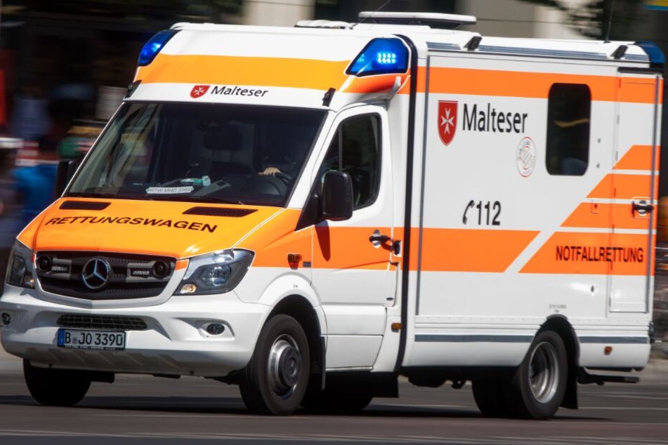 Mit einem Rettungswagen wurden die beiden Schwerverletzten in Krankenhäuser gefahren. (Symbolbild)