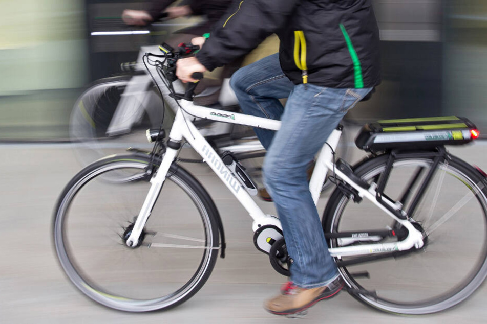 Orientierungslos irrte der Senior mit seinem weiße E-Bike durch die Nacht. (Symbolbild)