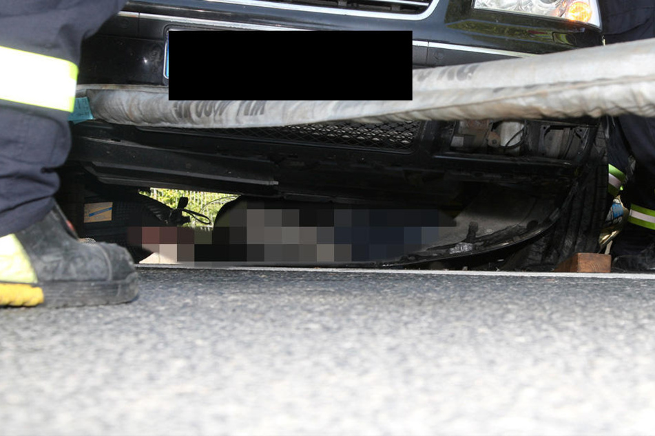Der 50-jährige Biker lag etwa eine halbe Stunde unter dem Auto.