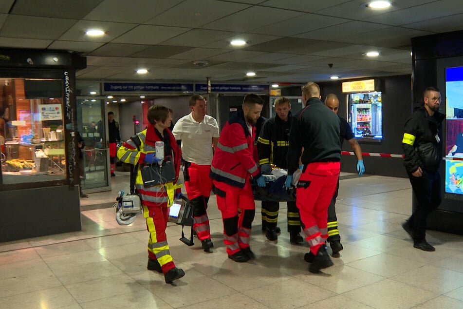 Die Polizei brachte den lebensgefährlich verletzten Mann in ein Krankenhaus.