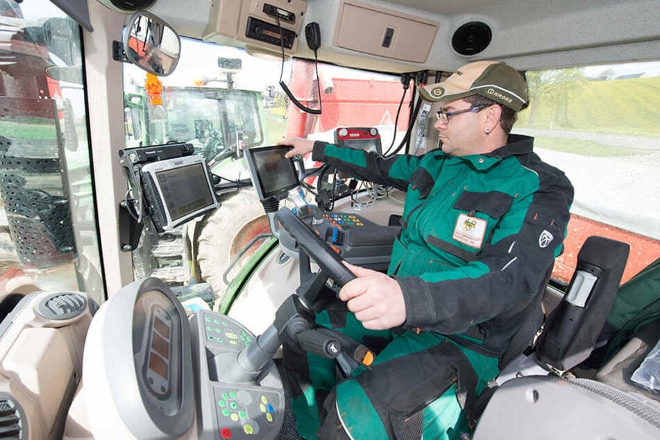 Landwirt Jens Legler bedient die Monitore in einem GPS-gesteuerten Traktor.