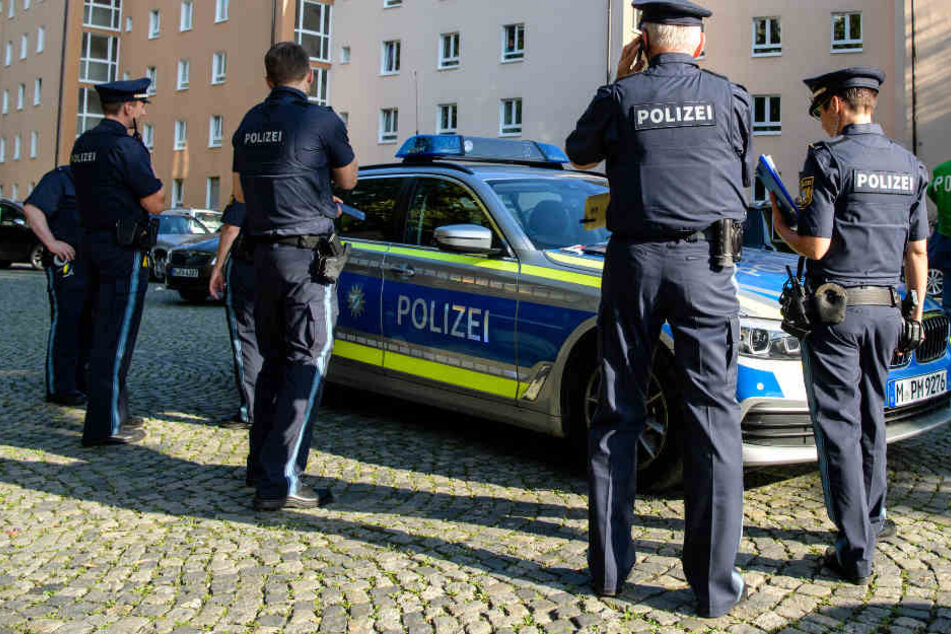 Die Polizei hatte bei der Durchsuchung kein Problem, den Mann zu finden. (Symbolbild)