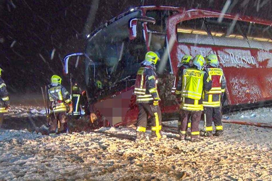 Bei Cunersdorf (Annaberg-Buchholz) kippte dieser Reisebus in den Graben.
