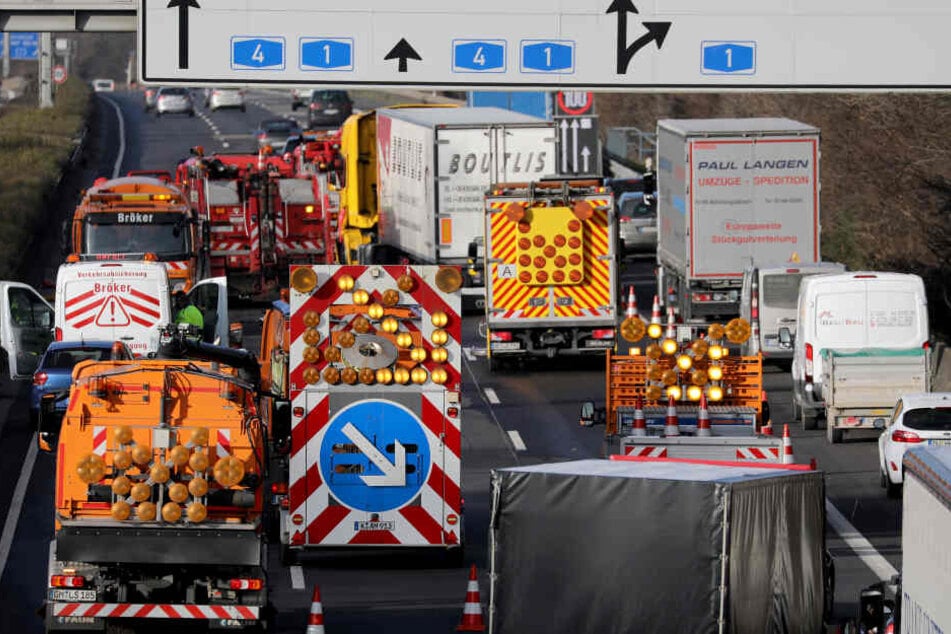 Mann nach Lkw-Crash auf A4 schwer verletzt: Ausgelaufener Diesel sorgt für Staus