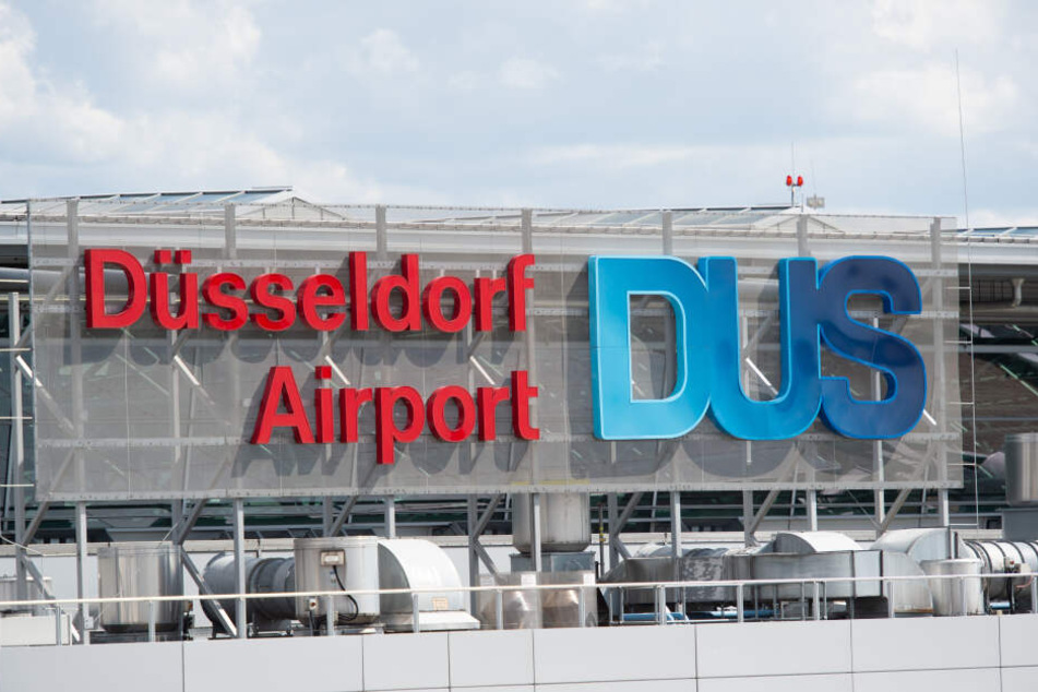 In großen Lettern steht "Düsseldorf Airport" am Gebäude des Flughafens geschrieben, an dem sich der Vorfall vermutlich ereignete.