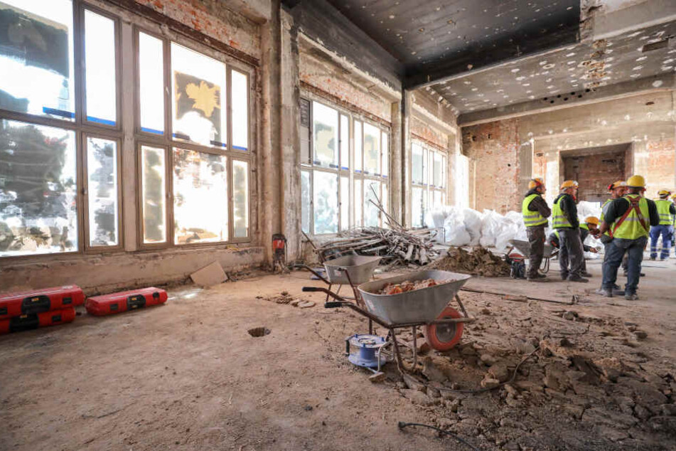 Bauarbeiter besprechen die nächsten Schritte in Deutschlands ehemals luxuriösestem Hotel. Ende 2020 soll es fertiggestellt werden.