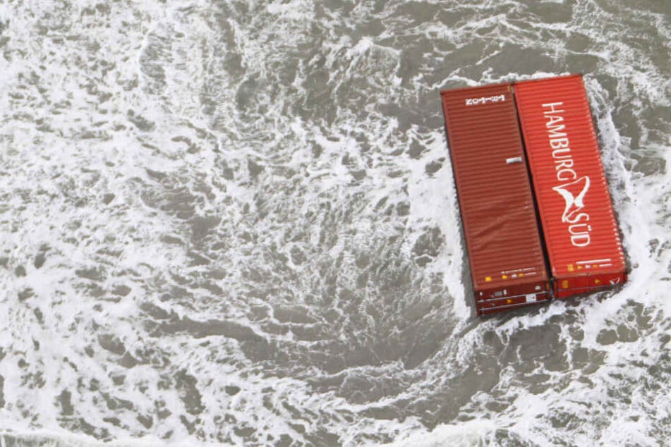 Ein Riesen-Frachter hat Anfang Januar Container in der Nordsee verloren. Viele sind gesunken, manche treiben auf dem Wasser.