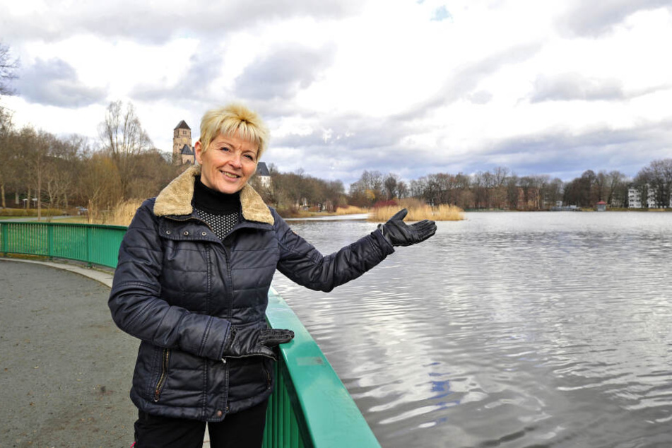 Veronika Leonhardt (61) erzählt Anekdoten über den Schlossteich, der einst als öffentliche Badewanne galt.