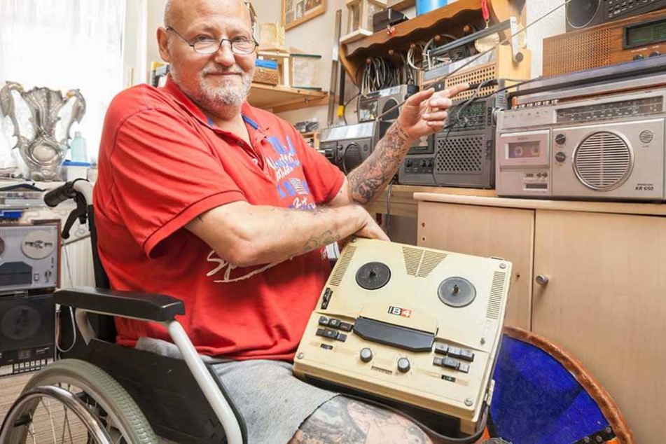 Nur eine
kleine
Auswahl:
Andre
Bethke
(53) mit
einem
alten Tonband und
verschiedenen
DDR-Radiorecordern in
seinem
Arbeitszimmer. 
					
				
			
		 