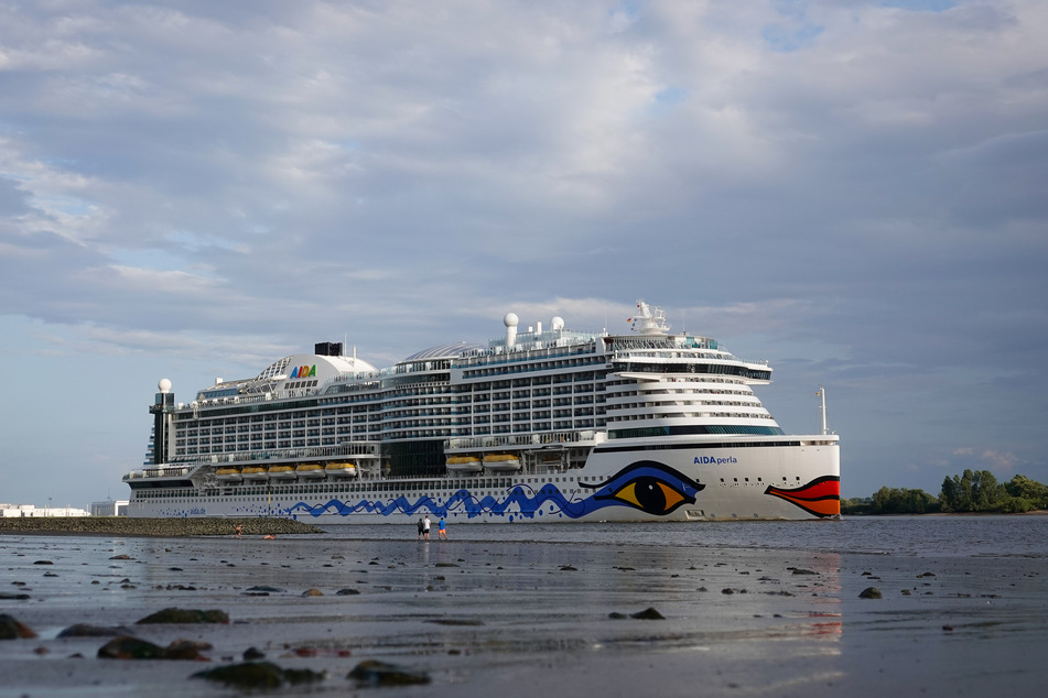 Das Kreuzfahrtschiff AIDAperla fährt bei Niedrigwasser auf der Elbe bei Blankenese in Richtung Nordsee.