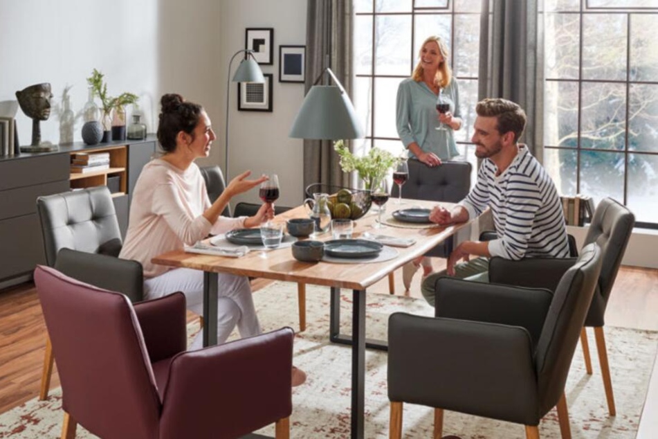 Esstisch für 299 Euro, Sessel für 99 Euro.