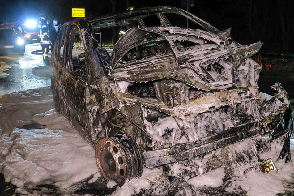 Der Mercedes brannte komplett aus.