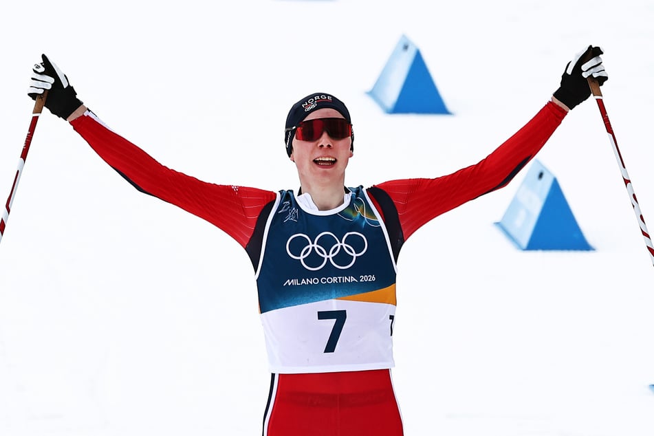 Jens Lurås Oftebro freut sich über seinen Sieg in der Nordischen Kombination.