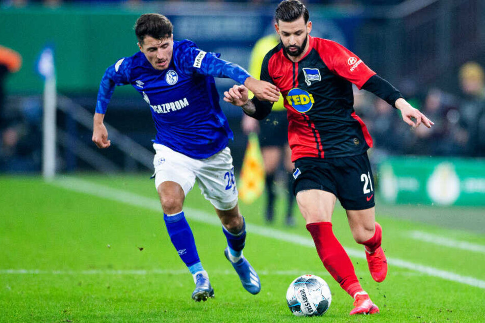 Herthas Marvin Plattenhardt (r) im Zweikampf mit Schalkes Alessandro Schöpf (l).