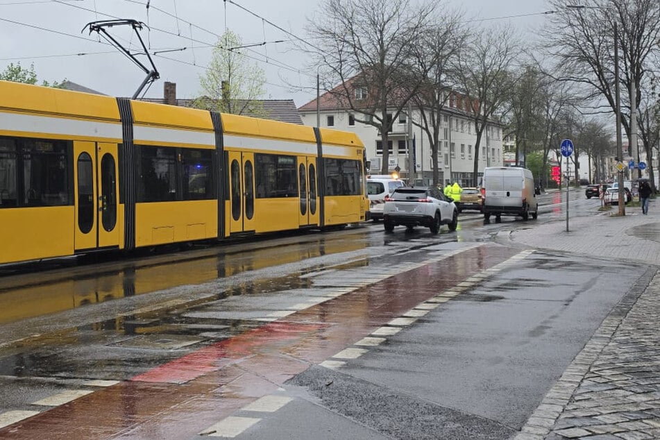 Infolge des Unfalls kam es zu Verkehrseinschränkungen. Die Straßenbahnen stauten sich hinter der Unfallstelle.