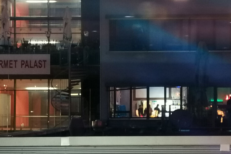 In diesem Gebäude wurden zwei Fenster zerschossen.