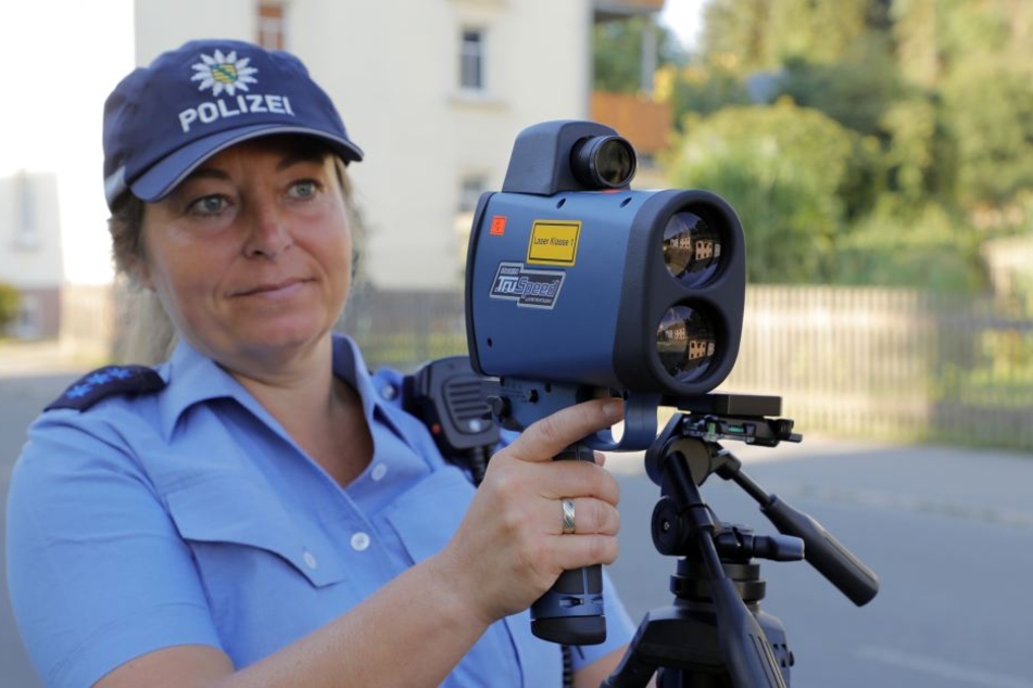 Polizeiobermeisterin Kati Blachut kontrollierte am Montag in Adelsberg. Vorbildlich: Alle Autofahrer hielten sich hier an die 30 km/h-Grenze.