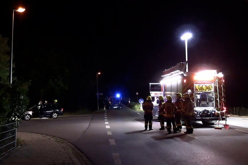 Einsatzkräfte kümmerten sich um den Unfall vor Ort.