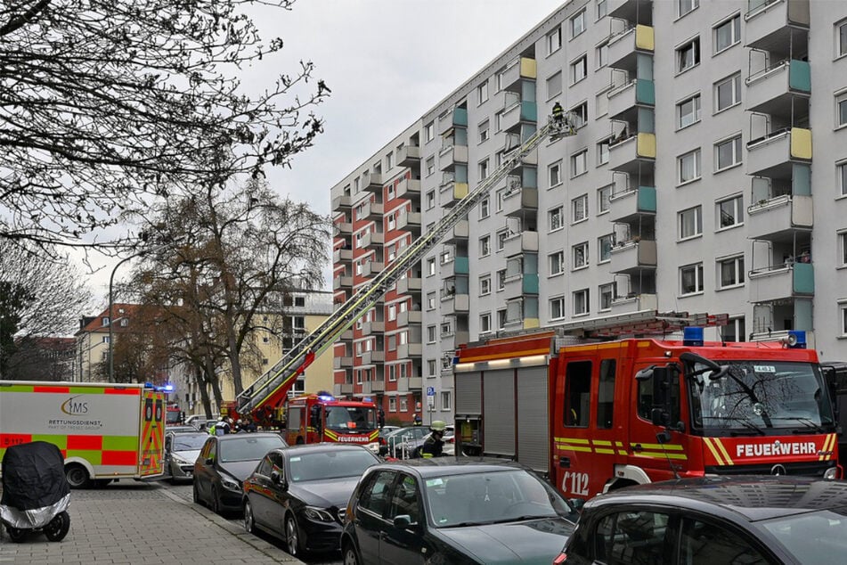 Die Feuerwehr stellte über Drehleitern sicher, dass sich der Brand nicht weiter im haus ausbreiten konnte.