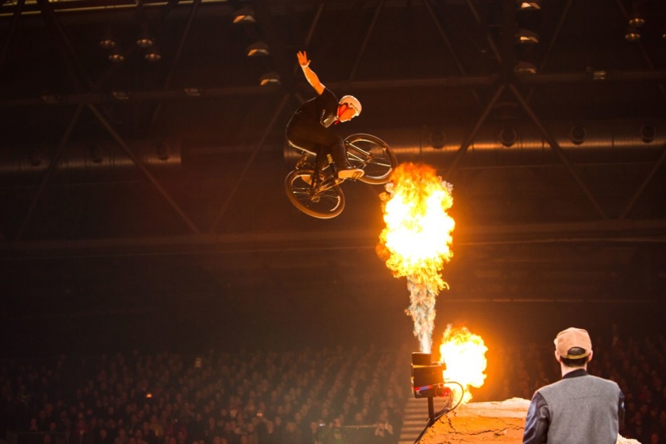 Staunen Sie über spektakuläre Stunts und heiße Feuershow.