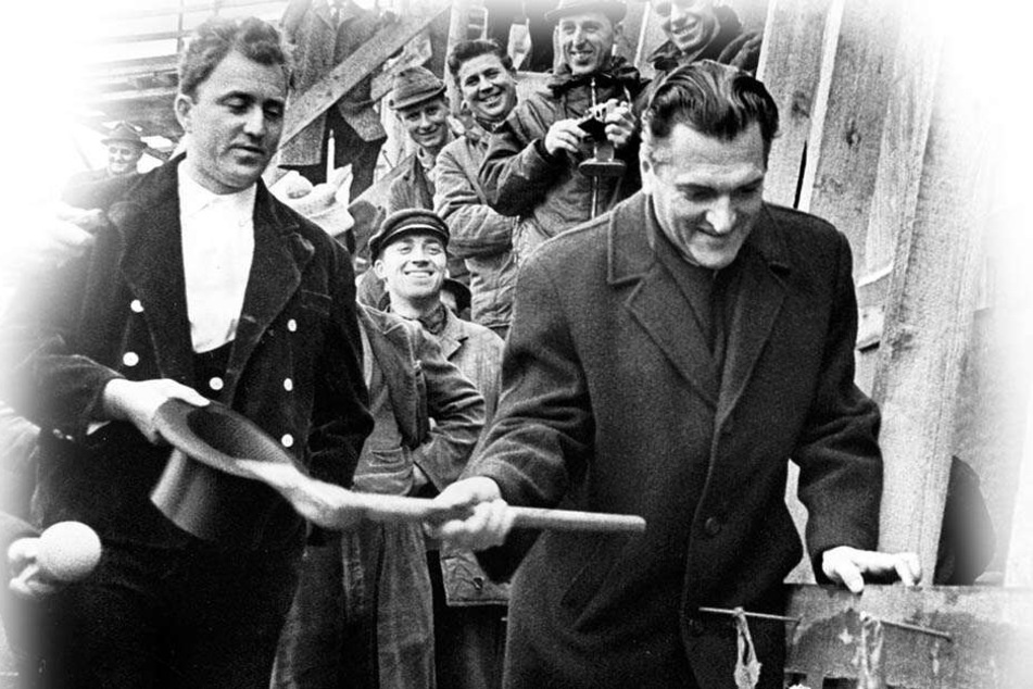 Der damalige Bürgermeister Gerhard Schill (1925 bis 2000) klopfte 1968 den letzten Nagel ins Gebälk der Dachverkleidung.