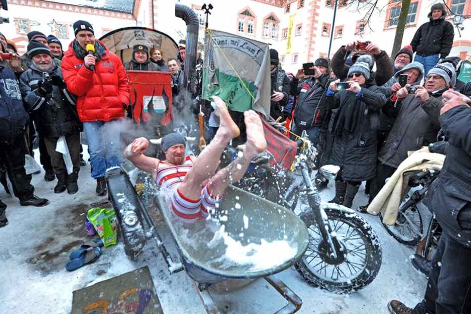 Spaß beim Bikertreffen in Augustusburg: Oliver Herrmann (43) ging trotz der Kälte baden.