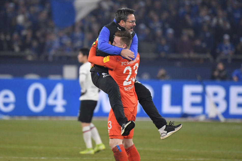 Große Freude nach dem Schlusspfiff. Coach Wagner sprang seinem Schlussmann in die Arme.