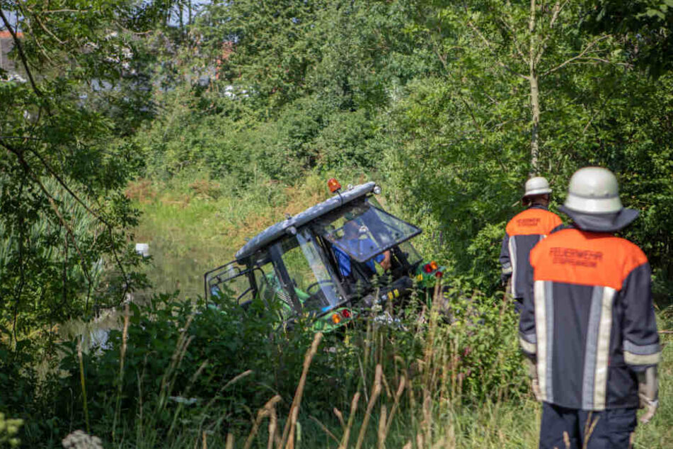 Der Traktor rolle unvermittelt los und riss den Mann mit ins Wasser.