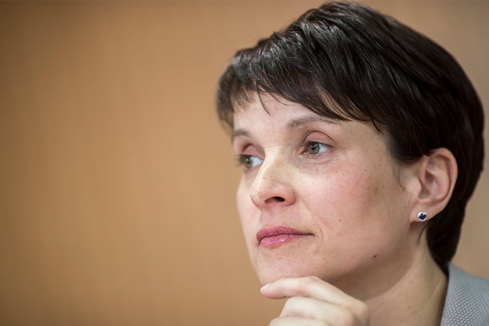 AfD-Chefin Frauke Petry kommt mit ihrem Ehemann nach Bielefeld.