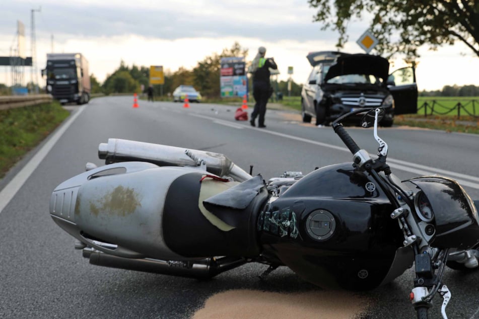 Biker wird beim Abbiegen von Auto erfasst: Zwei Menschen teils schwer verletzt