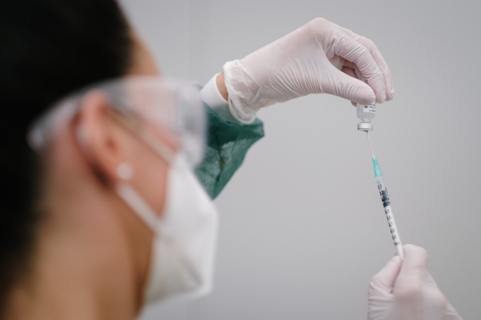 Eine Mitarbeiterin zieht eine Spritze mit dem Covid-19 Impfstoff auf. Im Hamburger Impfzentrum sind noch 10.000 Termine zu vergeben. (Symbolfoto)