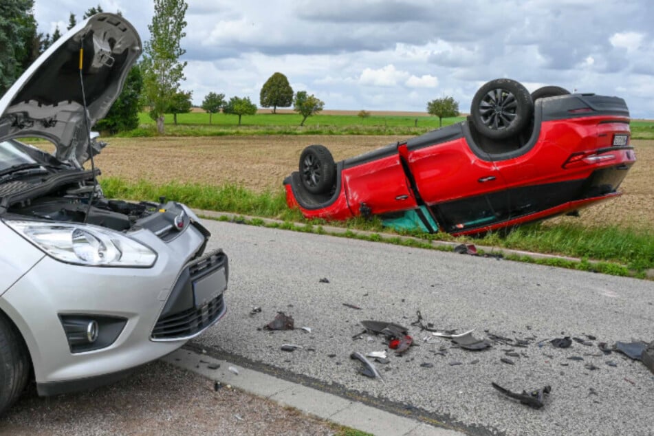 Skoda landet nach Zusammenstoß mit Ford auf dem Dach