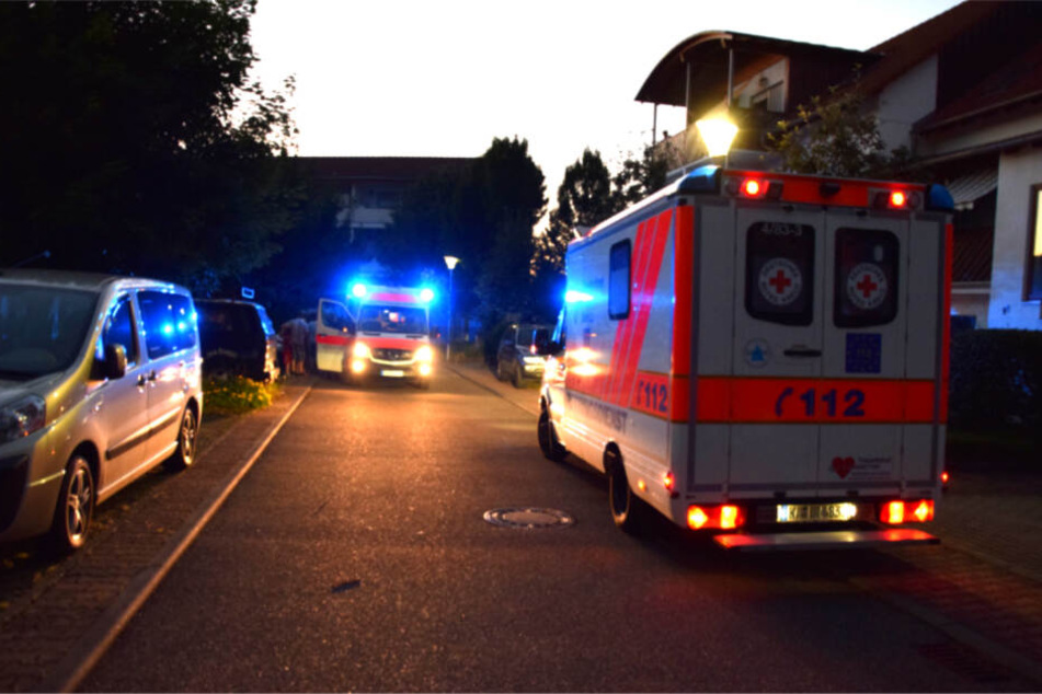 Rettungskräfte kümmern sich um die zwei Verletzten.