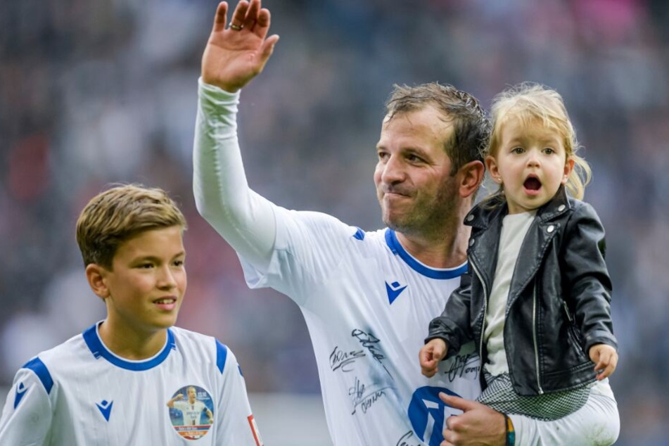 Rafael van der Vaart bedankt sich mit seinen Kindern Damian (l) und Jeslyn beim Publikum.