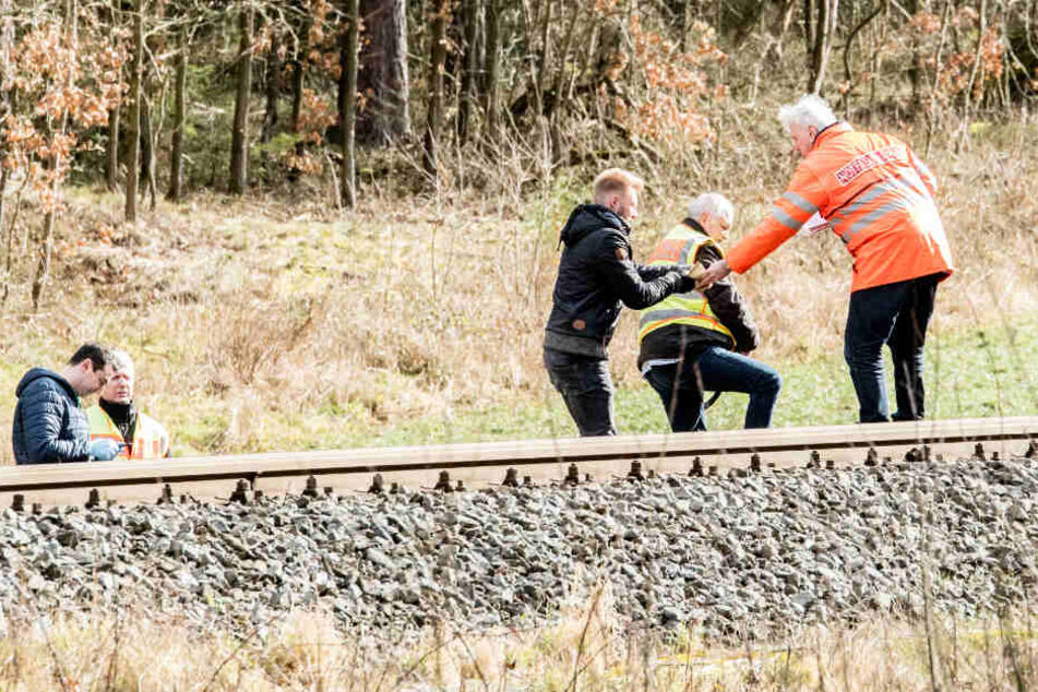 In Bayern wurde die Leiche eines 79 Jahre alten Mannes an Bahngleisen gefunden.