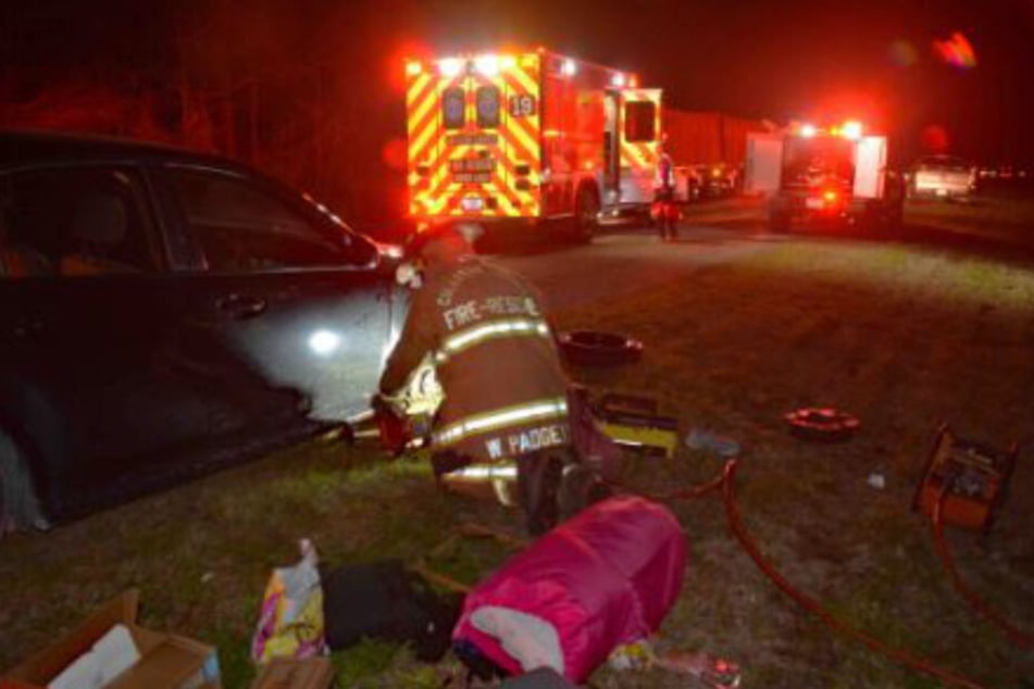 Die Feuerwehrleute vor Ort haben sich um die Frau und das Pannenfahrzeug gekümmert.