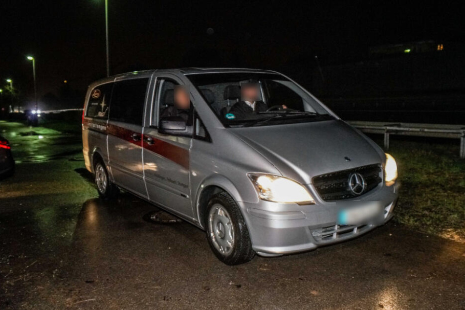 Ein Leichenwagen auf der Anfahrt.