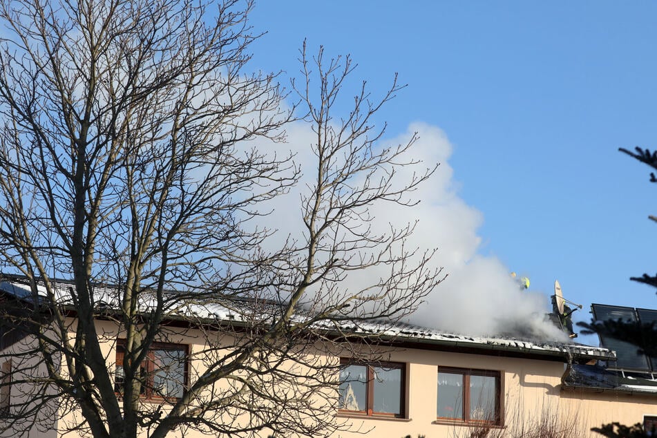 Das Dach musste teilweise geöffnet werden, um den Brand zu löschen.