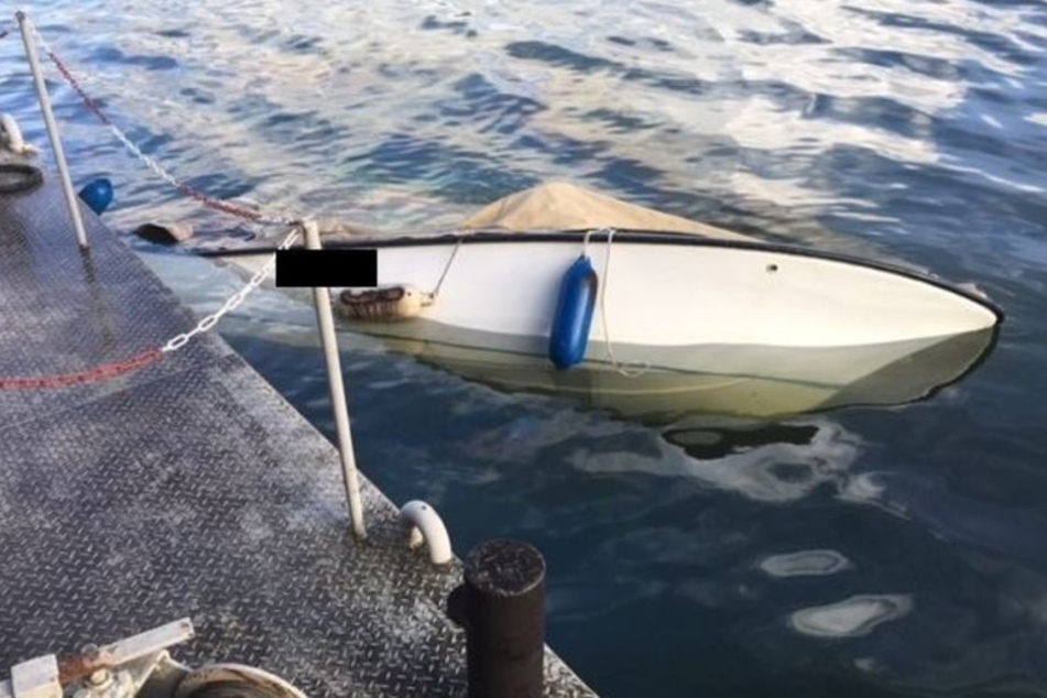 Die Freiwillige Feuerwehr Bingen zog das mit Wasser vollgelaufene Boot an Land.