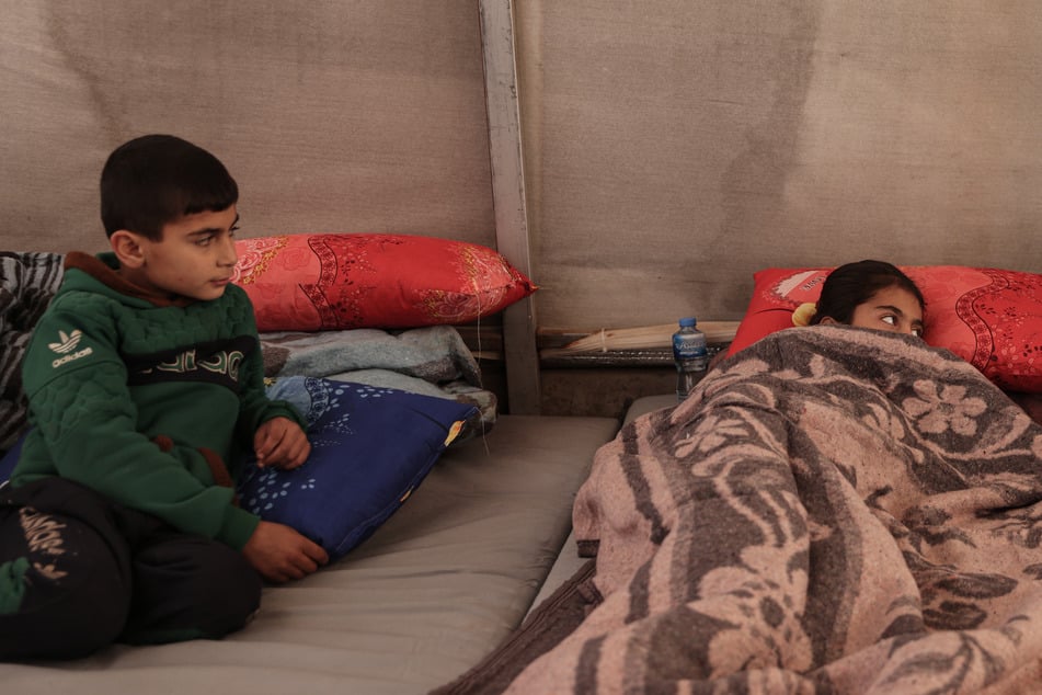 Diese beiden syrischen Kinder haben das Erdbeben überlebt und liegen in einem provisorischen Lager in Idlib.