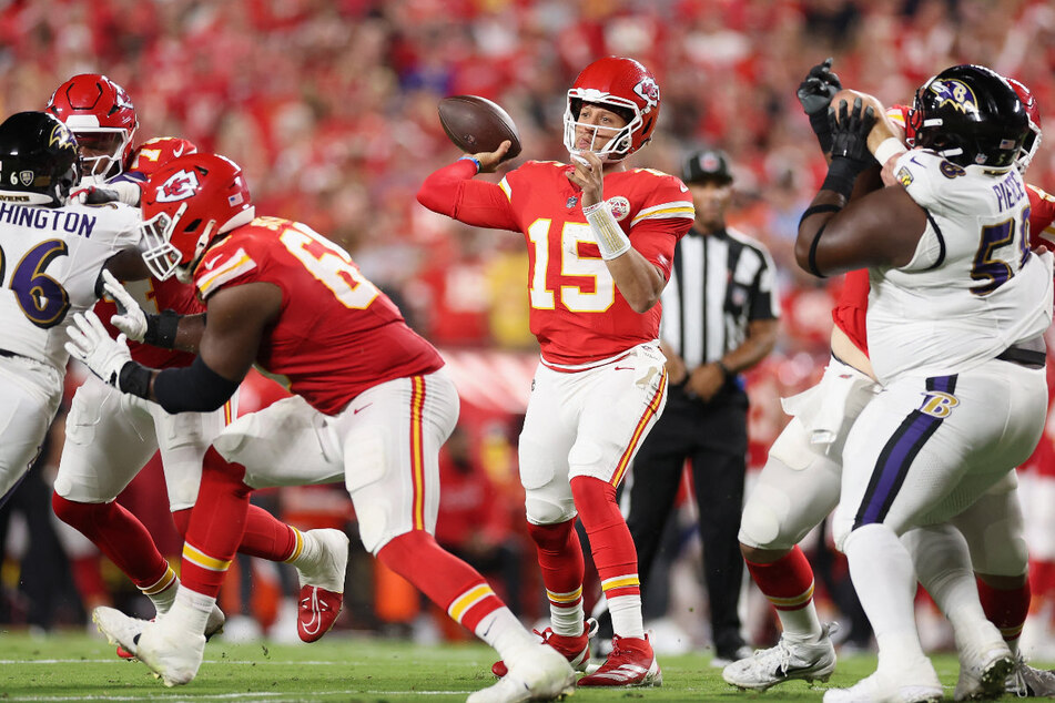 Knapp, aber siegreich: Patrick Mahomes (M.) und die Kansas City Chiefs hatten einen Saisonauftakt, wie man ihn sich wünscht.