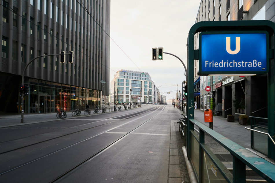 Selbst zur Rush Hour um 18 Uhr fährt kein Auto auf der Friedrichstraße.