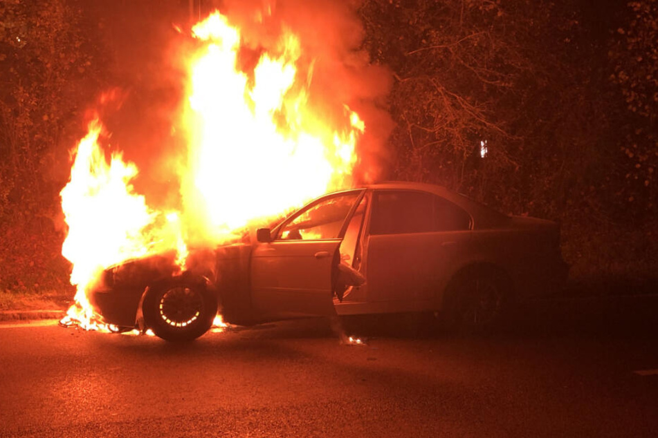 Das Auto steht lichterloh in Flammen.