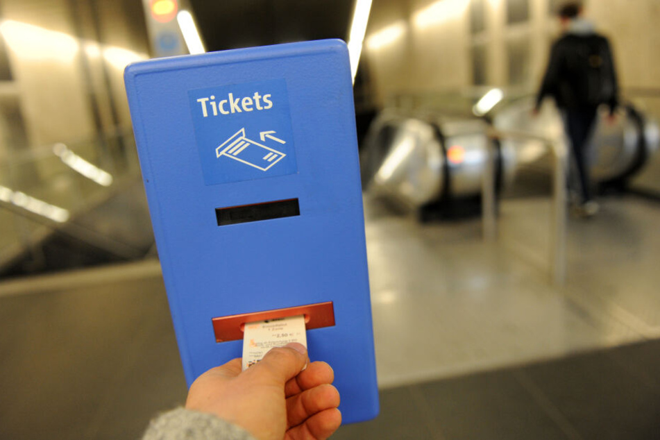 Hätte sie doch nur mal ein Ticket gehabt: Eine notorische Schwarzfahrerin muss nun ins Gefängnis. (Symbolbild)