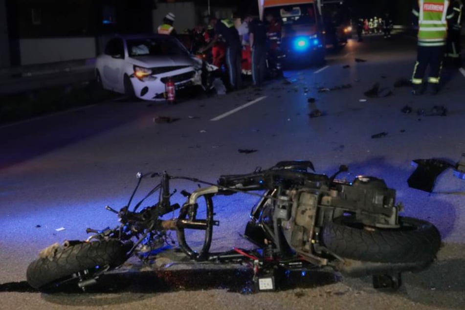 Die Bundesstraße glich nach dem folgenschweren Unfall in der Nacht auf Donnerstag einem Trümmerfeld.