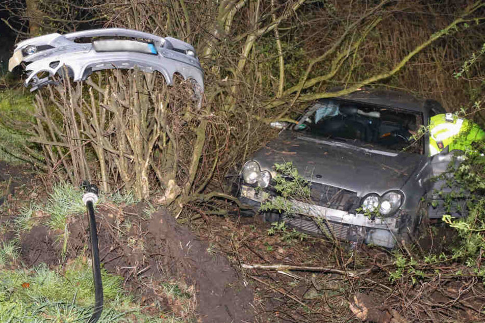Der Mercedes fand sich im Gebüsch wieder. Der Frontflügel hing auf einem Strauch.