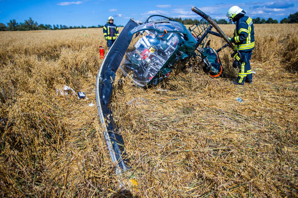 Der verunglückter Hubschrauber liegt in einem Getreidefeld.